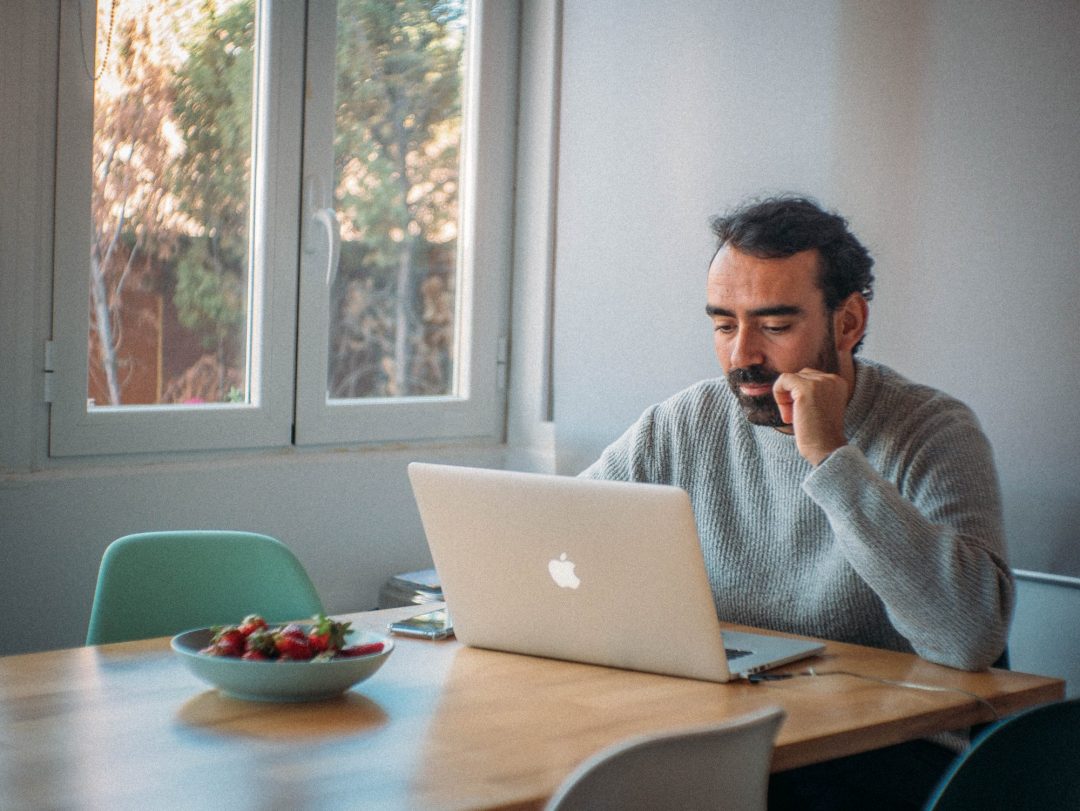 Pablo Santaeufemia en la oficina de Bridge for Billions